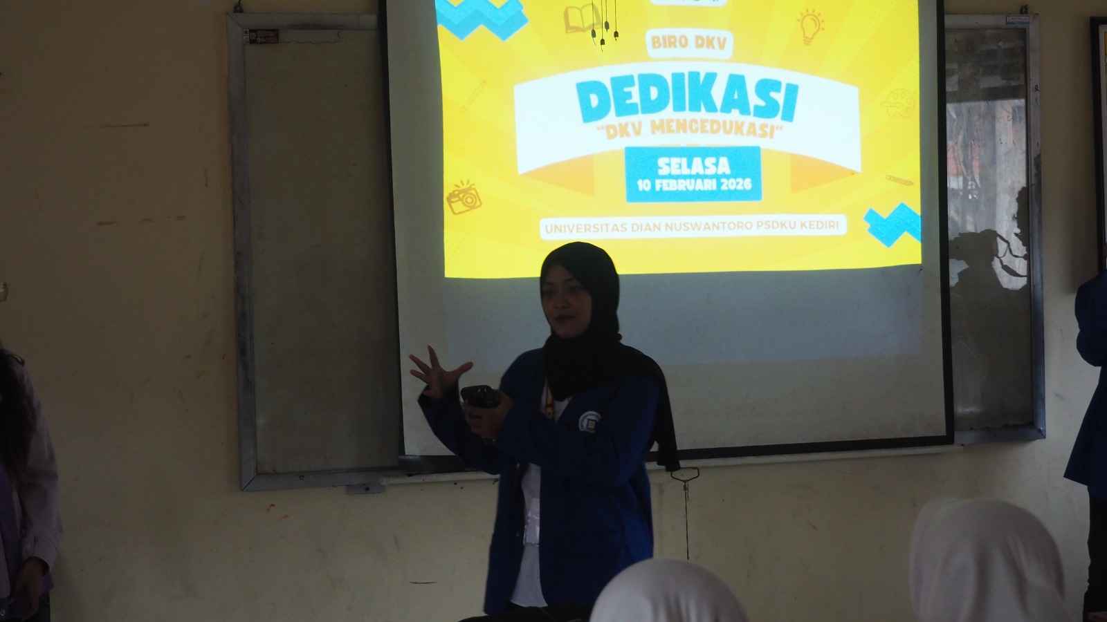 Menyanyikan lagu Indonesia Raya dan Hymne Udinus 